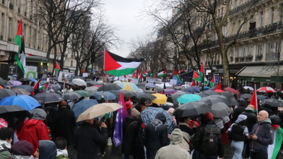 Paris'te yağmura rağmen Gazze için yürüyüş düzenlendi