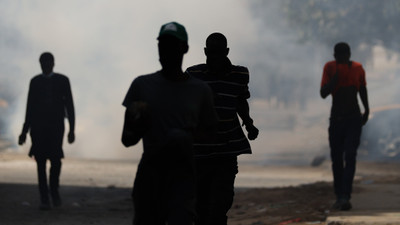 Senegal'de cumhurbaşkanı seçiminin ertelenmesi protesto edildi