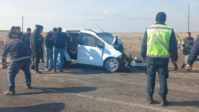 Sivas'ta iki hafif ticari araç çarpıştı, 1 kişi öldü, 1 kişi yaralandı