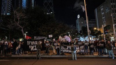 Tel Aviv'de İsrail'in Gazze'ye saldırılarına karşı ateşkes çağrısıyla protesto
