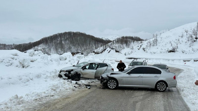 Tunceli'de 2 otomobilin çarpıştığı kazada 3 kişi yaralandı