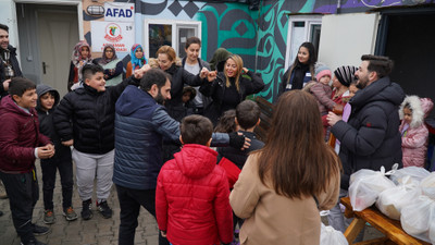 Ünlüler depremzedelere moral için Adıyaman'da konteyner kentleri ziyaret etti