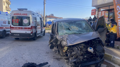 Uşak'ta panelvanın minibüse ve yayaya çarpması sonucu 4 kişi yaralandı