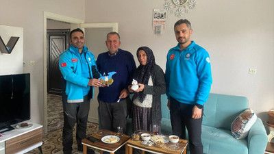 Van UMKE görevlileri enkazdan kurtardıkları Kılıç'ı Adıyaman'daki evinde ziyaret etti