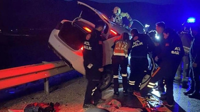 Ankara'da mezarlık ziyareti dönüşü korkunç kaza! Araç bariyere saplandı