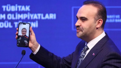 Bakan Kacır: TÜBİTAK ödül törenine katıldı: Gezeravcı ile görüntülü konuştu