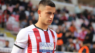 Genç futbolcu Bartuğ Elmaz'ın omzu çıktı