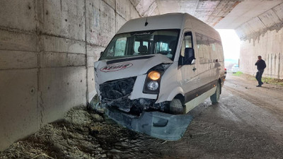 Burdur'da öğrenci servisi ile otomobil çarpıştı: 14 yaralı