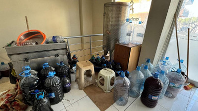 Çanakkale'de emniyet ekipleri suç üstü yakaladı: 1 ton sahte içki ele geçirildi