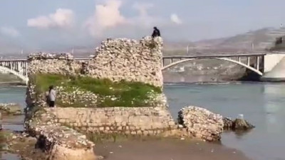 Cizre Kalesi'nden nehre atlamaya kalkışan genç kızı polis ikna ederek aşağı indirdi