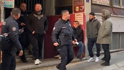 İşlediği cinayet sonrası evden elleri cebinde çıkmıştı:  Ellerinde kelepçe cezaevine gönderildi!