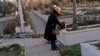 Esenyurt'ta eline çekiç alan kadın, babasının mezarını parçaladı