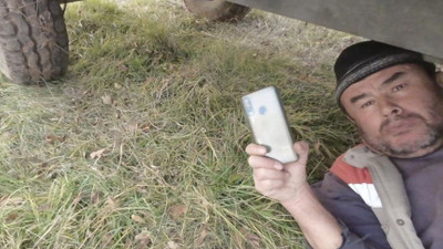 Gördüğü manzara karşısında korkup traktör altına saklandı! Anında telefonuna sarılıp canlı yayın yaptı