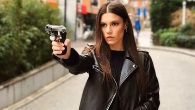 İçini gösteren elbiseyi sütyensiz giyen Yüsra Geyik gözleri şaşı etti