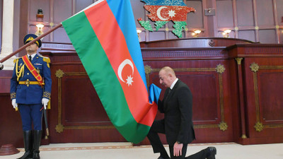 İlham Aliyev Kur’an-ı Kerim’e el bastı