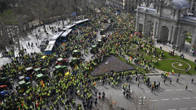 İspanyol çiftçiler, Madrid'de traktörleriyle yolları kapattı