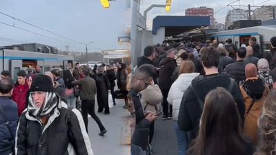 İstanbul'da metro çilesi! Hem araç bozuldu hem yürüyen merdiven terse yöne döndü