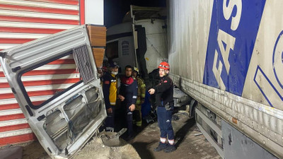 İzmir’de katliam gibi kaza! TIR ile minibüs kafa kafaya çarpıştı