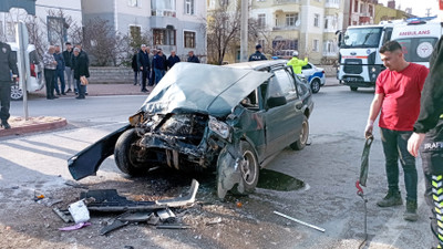 Kırmızı ışıkta bekleyen minibüse otomobil çarptı: 1 ölü, 2 yaralı