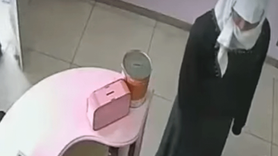 Kucağındaki çocuktan da utanmadı! Cüzdan hırsızı kadınlar kameralara böyle yansıdı