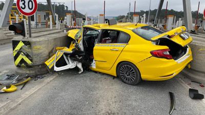 İstanbul’da taksi gişeye çarptı: 2 ağır yaralı