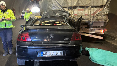 Otomobil tır dorsesine ok gibi saplandı, 1 ölü ve 1 ağır yaralı