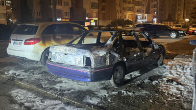 Park halindeki otomobilde çakmak gazı tüpü patladı: 2 yaralı