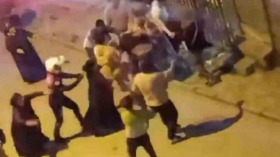Şişli'de akrabalar sopalarla birbirine girdi! Bu anlar saniye saniye görüntülendi