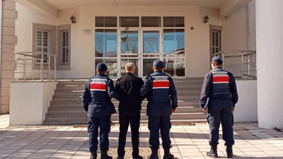 Hakkında 11 yıldan fazla yakalama kararı olan firari hükümlü jandarmadan kaçamadı
