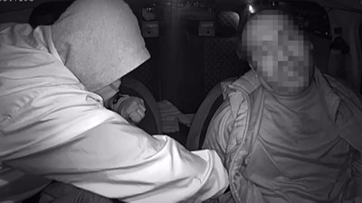 Kendisini soğuk havada taksisine alan taksiciyi silahla vuran saldırgan yakalandı