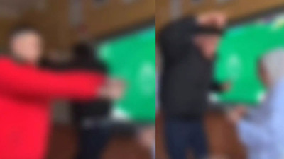 Terbiyesizlik diz boyu! Öğretmenin karşısına geçerek dans eden öğrencilerin videosuna tepkiler çığ gibi büyüyor