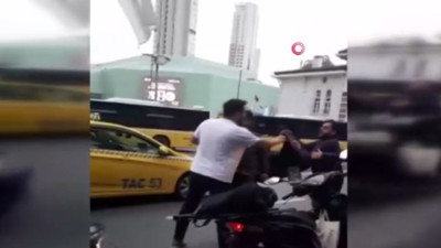 Trafik kazası sonrası gerilimli dakikalar: '50 tane dosyam var' dedi, üzerine yürüdü