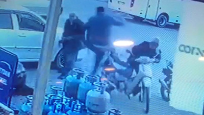 Kardeşini bacağından vuran kişiyi uçan tekme atarak savurdu
