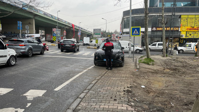 Şüpheli kaçtı, polis araç lastiklerine sıkarak kovaladı: Film gibi kovalamaca kamerada