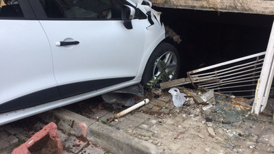 Yokuş aşağı inerken duramayan otomobil eve daldı: 2 yaralı