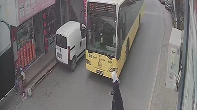 Yaşlı kadına otobüs çarptı: Kanlar içinde yere yığıldı