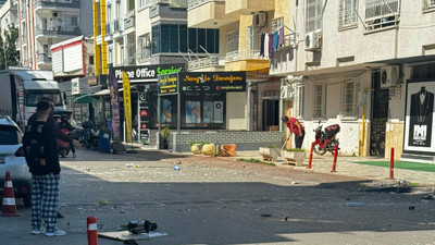 Sinir krizi geçirdi: Ne bulduysa sokağa fırlattı