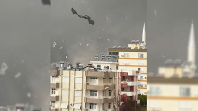 Antalya'da hortum şehri uçurdu, bir çocuk yaralandı