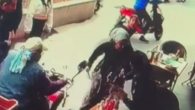Dilenci, ekmek parası vermeyen genç kızı defalarca bıçakladı
