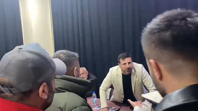 Davut Güloğlu sinirlerine hakim olamadı! Mikrofonu fırlatıp, vatandaşın üstüne yürüdü
