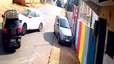 Görüntüler çarpışan araba oyunundan değil! İlginç kaza kameralara böyle yansıdı