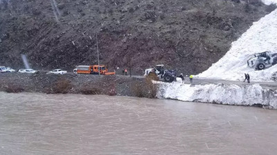 Hakkari Çukurca kara yolunda çığ düştü! Çok sayıda ekip bölgeye sevk edildi