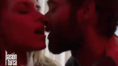 İspanyol dizisinde başrol oynayan İlker Kaleli'nin ateşli sahneleri gündem oldu