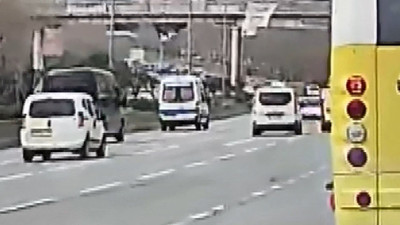 Makas atan sürücü, ambulansa kaza yaptırdı