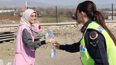 Jandarma ekipleri kadınları unutmadı: Karanfil hediye edildi