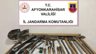 Jandarma adım adım takip etti: Ellerinde kazmayla yakalandılar!