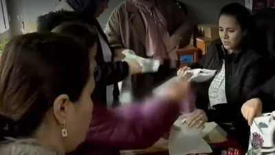 Seçim çalışması böyle olur dedi mahalleyi şoke etti: Kadın muhtar adayından 8 Mart jesti