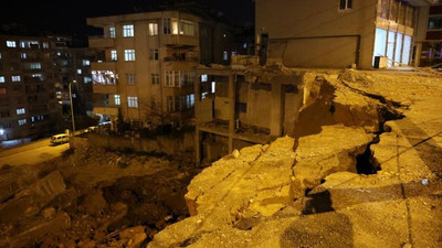 Kahramanmaraş'ta toprak kayması: Çok sayıda araç zarar gördü
