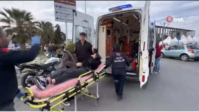 İki araç birbirine girdi: Yayalar ölümden döndü