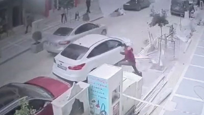 Mardin’de genç, inşaattan düşen kapının altına kaçtı!